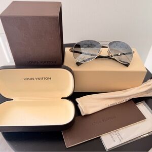 Louis Vuitton Monogram Aviator Sunglasses with Case